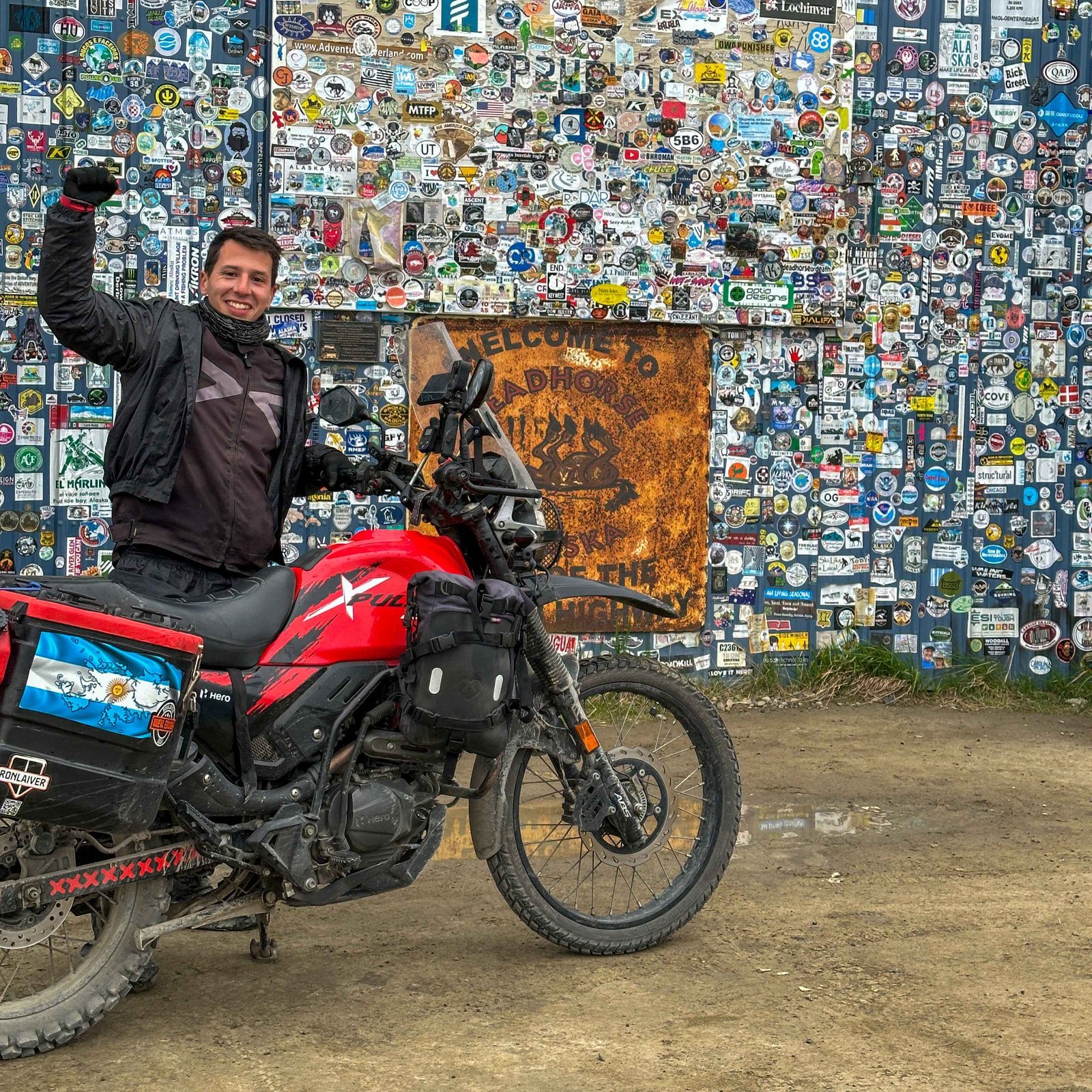 Thomas Villaverde en Prudhoe Bay (Deadhorse), Alaska — el fin de la ruta